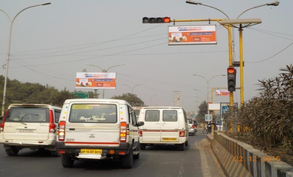 Traffic Signal At Sector-57,55 T-Point, Near Park Plaza, Noida                                    