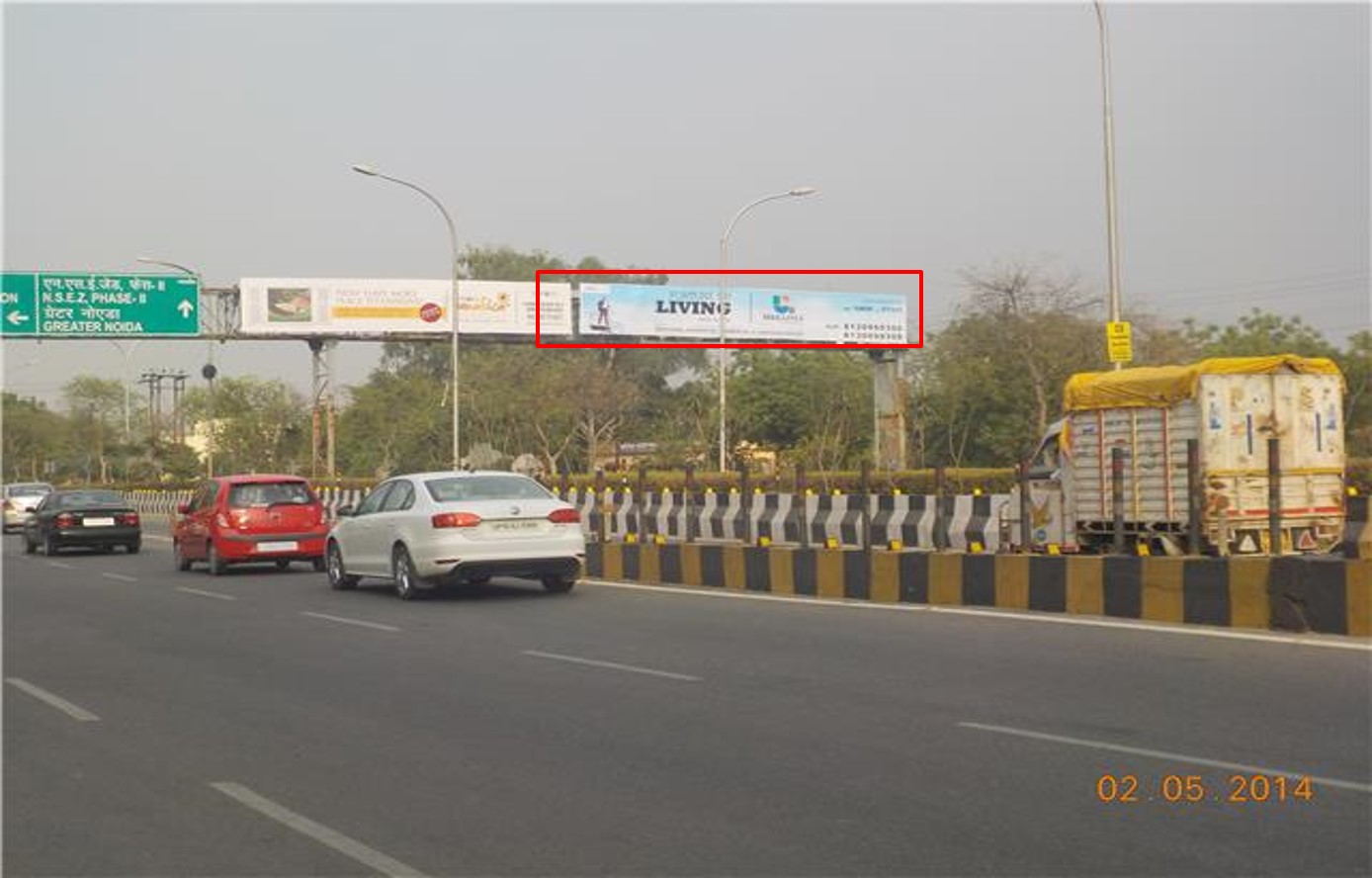 At Sec 40/43 U Turn, RHS, Noida                      