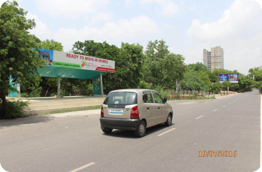 Golf Course Near Logix Mall, Noida