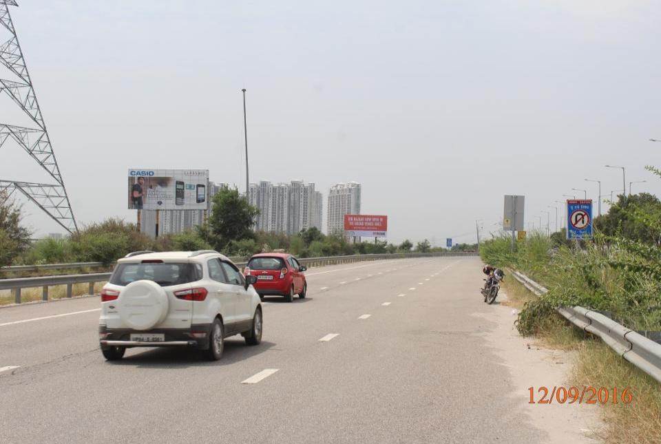 At Zero Point Yamuna Exp way, Noida